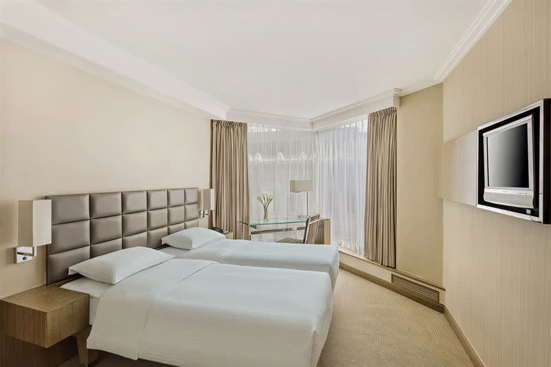 九龍飯店「高級大床房」獨家專案，每晚含稅最低只要3000元出頭。（圖／易遊網提供）