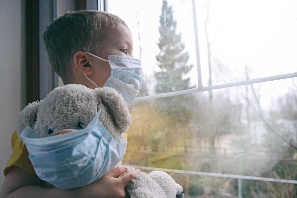 <p>El año pasado, seis niños sin condiciones de salud subyacentes conocidas murieron a causa del coronavirus.</p> (Getty Images/iStockphoto)