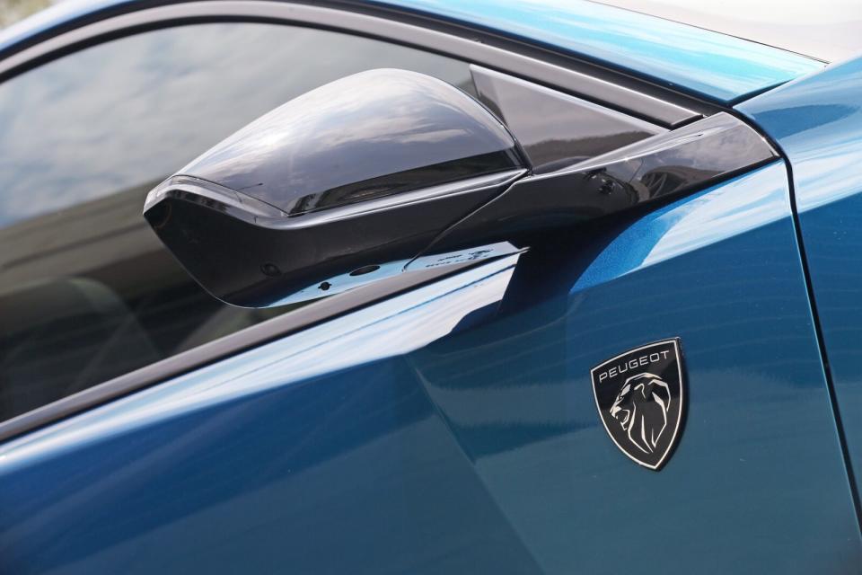 全車系皆採亮黑後視鏡蓋增添視覺變化，前車門上的盾形獅徽則是GT車型專屬配置。