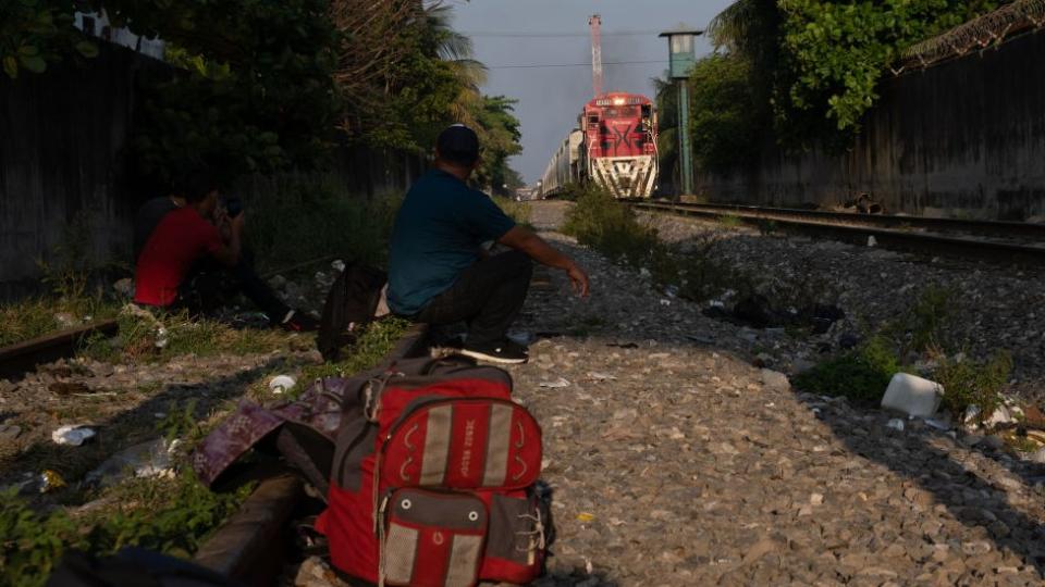 Migrantes en la carrilera el tren 