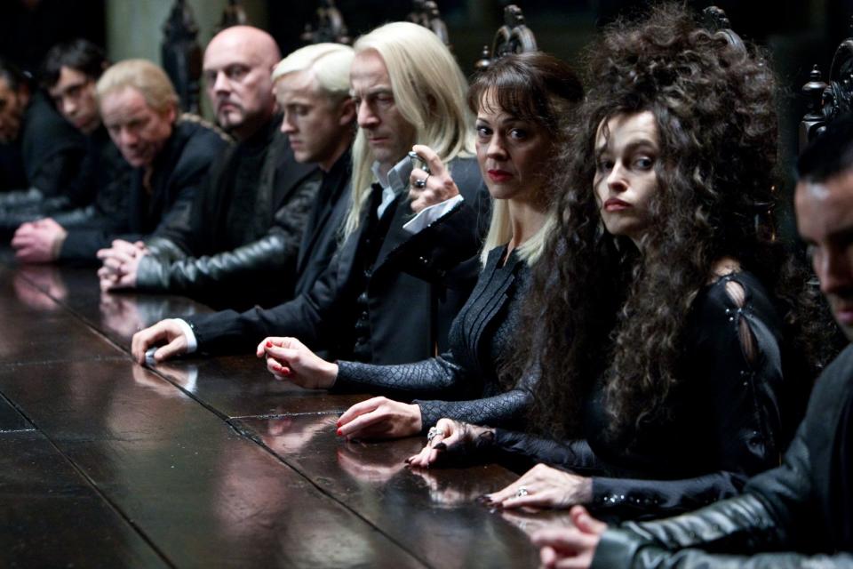 <p>Dass sie die Rolle der Bellatrix Lestrange nur bekam, weil die eigentlich gecastete Helen McCrory schwanger wurde, ist für Harry-Potter-Fans kaum noch vorstellbar: Als Voldemorts rechte Hand war Helena Bonham Carter (rechts) eine echte Sensation. (Bild: Warner Bros.)</p> 