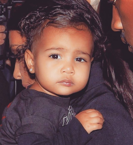 <p>North West possède également une impressionnante collection de bijoux, et elle a souvent été vue avec ses boucles d’oreilles en diamant d’un demi carat qui doivent coûter un sacré prix. [Photo : Kim Kardashian/ Instagram] </p>