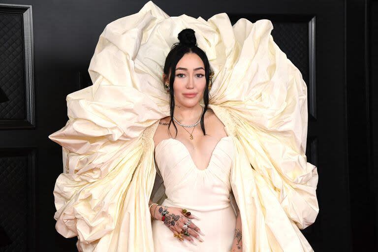 Noah Cyrus, cantante y actriz como su hermana Miley, no fue al casamiento de su madre Tish con Dominic Purcell el año pasado, desatando todo tipo de rumores sobre la causa