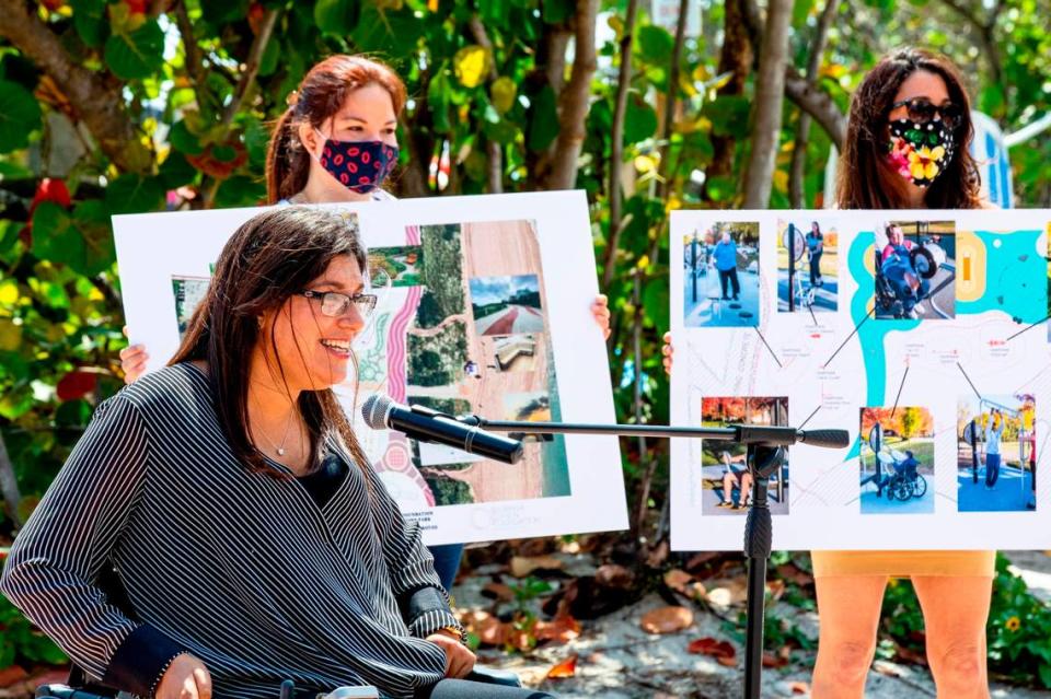 La activista por los derechos de los discapacitados Sabrina Cohen, de Miami Beach, le habla a la multitud durante una conferencia de prensa para anunciar la construcción prevista de un parque y un mirador accesible en silla de ruedas frente a la playa en el emplazamiento de Beach View Park & Vita Course en Miami Beach el 23 de abril de 2021. El proyecto de $680,000, financiado principalmente por el Condado Miami-Dade, remodelará Beach View Park de la ciudad, situado en el 5301 Collins Ave., con un parque infantil adaptado y equipos de ejercicio.