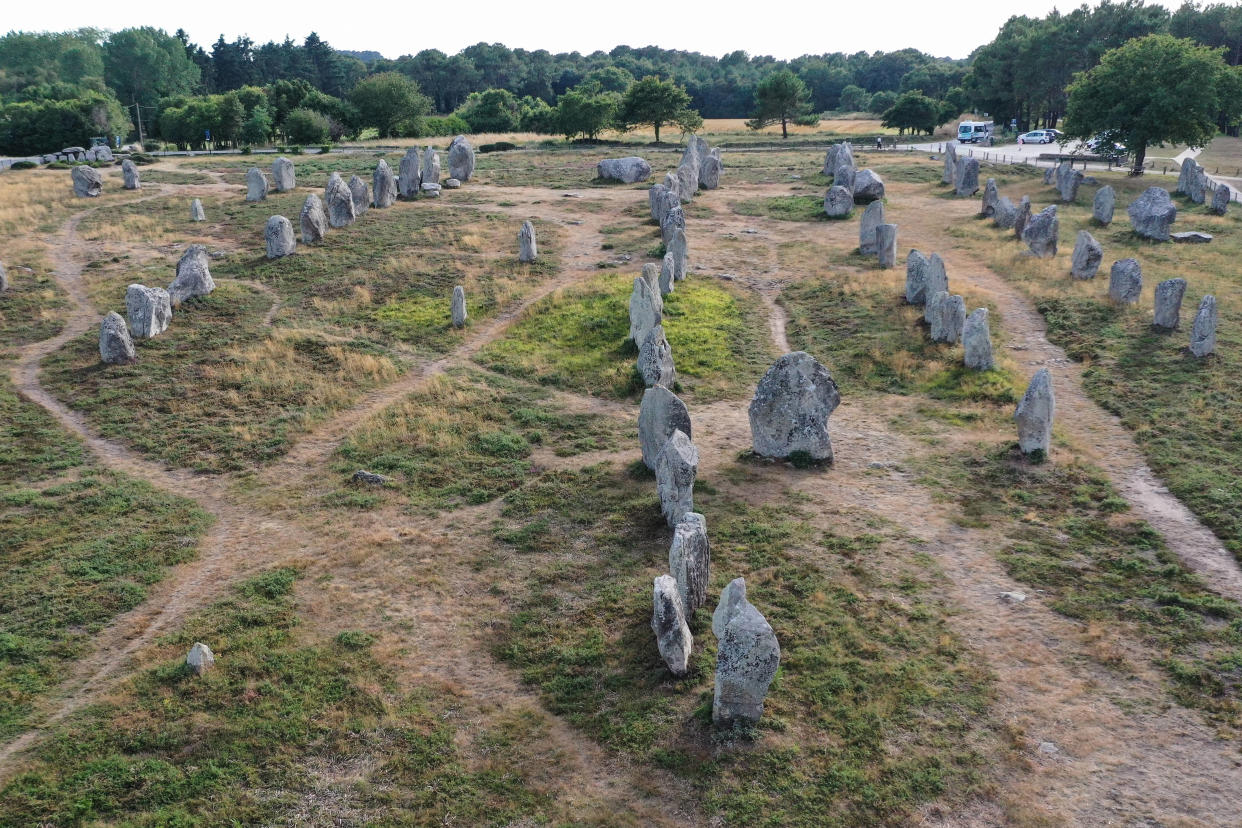 Menhirs détruits à Carnac : la question sur leur valeur archéologique est loin d’être tranchée (Photo de menhirs à Carnac prise en août 2019) 