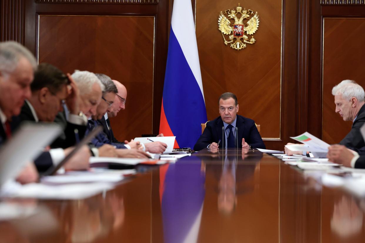 Former Russian President Dmitry Medvedev (centre) (Sputnik)