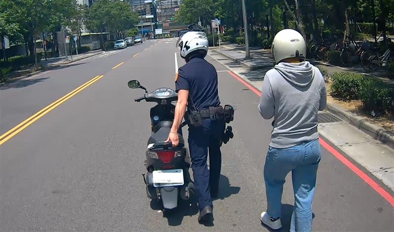 員警幫忙少女推車。（圖／警方提供）