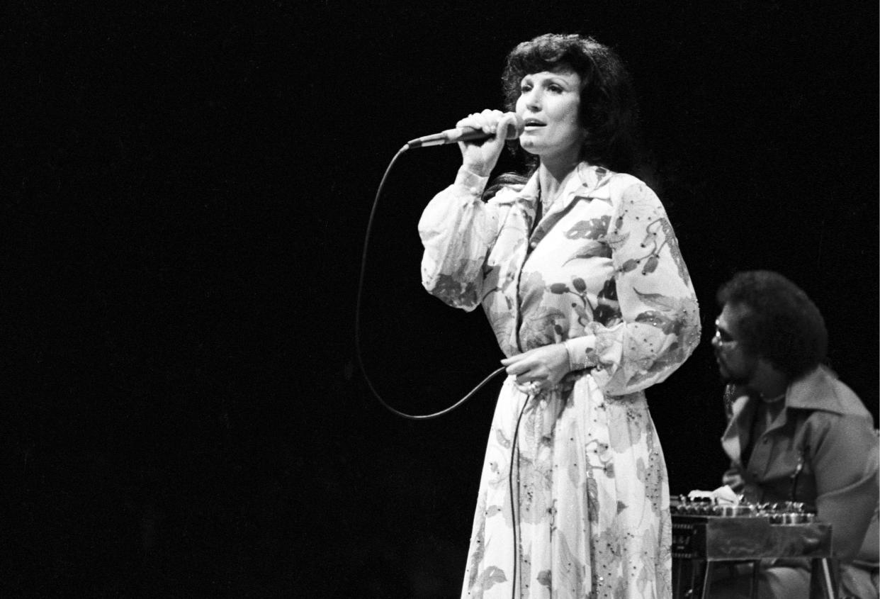 Loretta LYNN