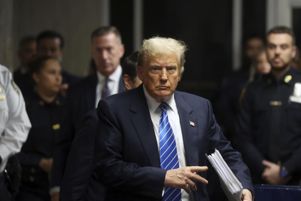 El expresidente Donald Trump camina para hablar con los medios de comunicación luego de salir del tribunal penal de Manhattan, en Nueva York, el lunes 13 de mayo de 2024. (Spencer Platt/Pool Photo vía AP)