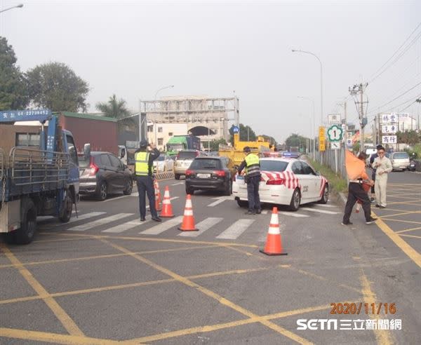 日前國道1號豐原交流道北上匝道發生事故，提醒用路人，遇上車禍別恐慌，一切以安全為優先考量。（圖／翻攝畫面）