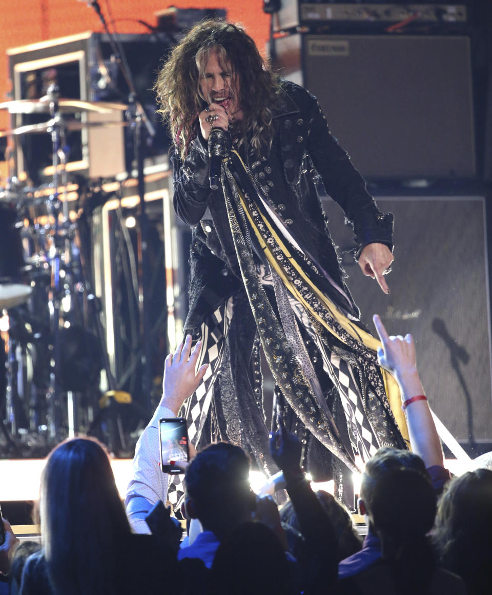 Steven Tyler, del grupo Aerosmith, canta en la ceremonia de los premios Grammy, el domingo 26 de enero del 2020 en Los Angeles. (Foto por Matt Sayles/Invision/AP)