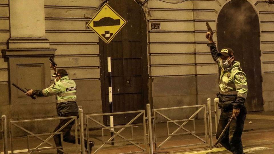 Policías durante las protestas en Perú.