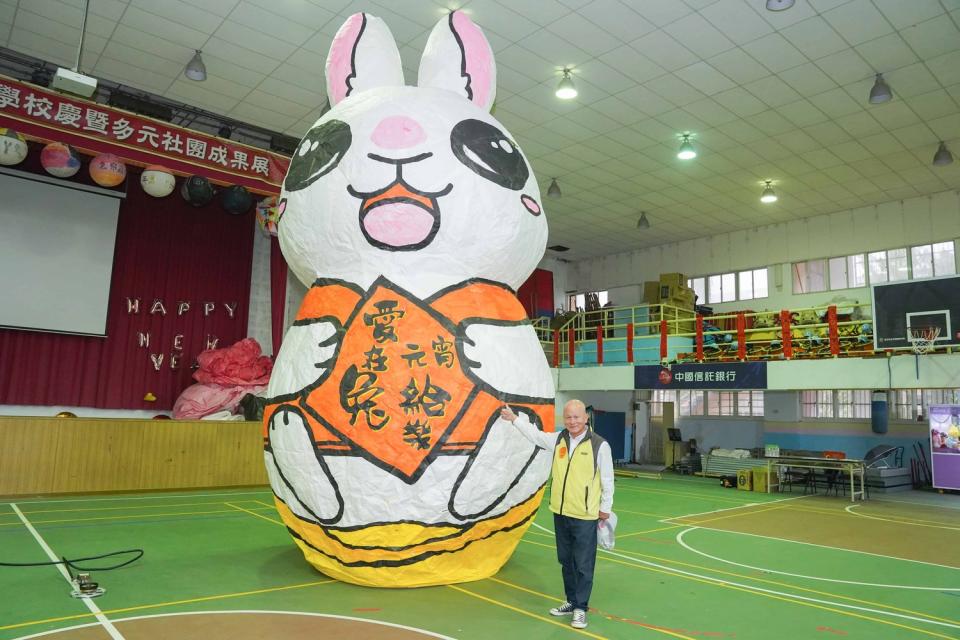 「好運萌兔」造型主燈身穿新春喜慶背心，手持春聯，象徵大吉大利。   圖：新北市觀旅局提供