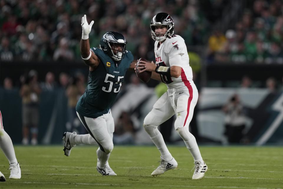 Quarterback Atlanta Falcons Kirk Cousins ​​(18) berusaha mengoper bola saat defensive end Philadelphia Eagles Brandon Graham (55) memberikan tekanan. (Foto AP/Matt Rourke)