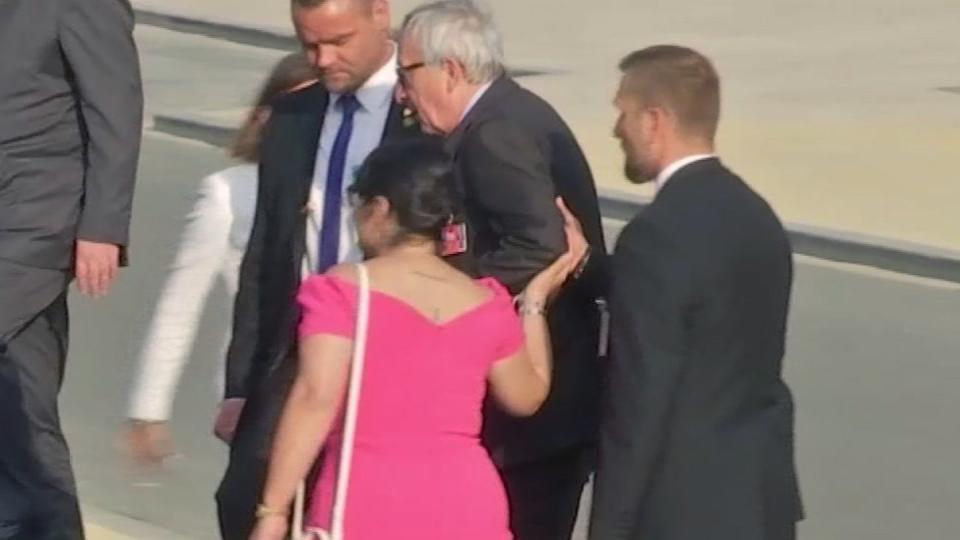 Ein Video zeigt Jean-Claude Juncker, dem man kurz vor einem Fototermin für die Teilnehmer des Nato-Gipfels im Jubelpark eine Treppe hinaufhilft. Foto: Uncredited/AP