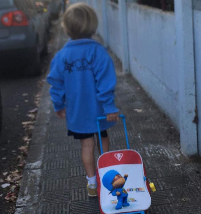 El hijo de Torito yendo al colegio