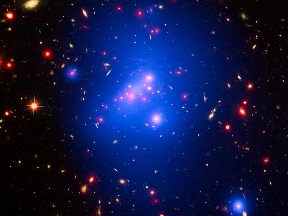 Der Galaxienhaufen IDCS J1426. Um die Spannungen zwischen unserem beobachtbaren lokalen Universum und weit entfernten, weitreichenden Galaxienhaufen wie diesem zu lösen, sind "seltsame" Lösungen erforderlich. - Copyright: NASA/CXC/Univ of Missouri/M.Brodwin et al; NASA/STScI; JPL/CalTech