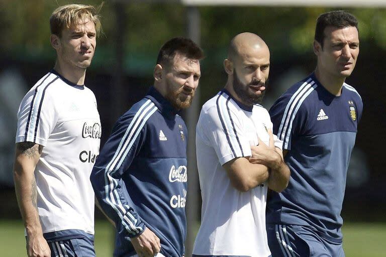 Una imagen del polémico pasaje por el Mundial de Rusia 2018, con Messi y Mascherano, junto con Scaloni, entonces integrante del cuerpo técnico de Sampaoli 