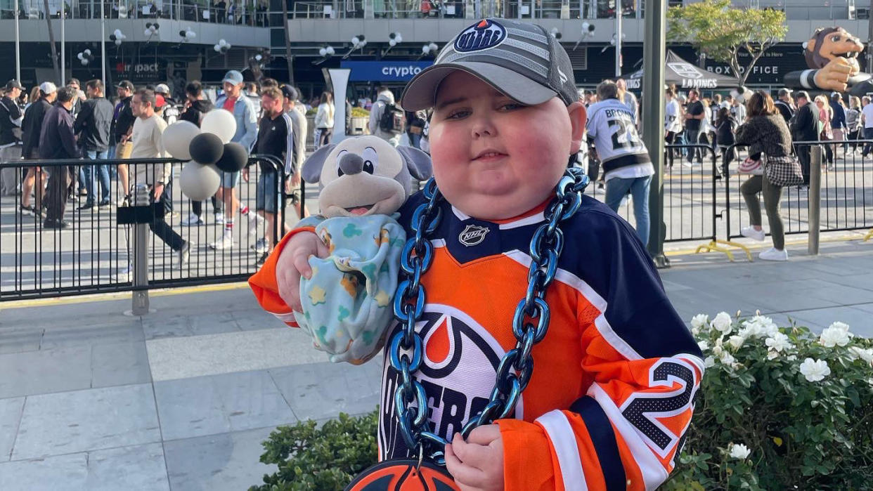 The hockey world is mourning the death of Ben Stelter, a six-year-old boy with brain cancer whom the Oilers rallied around during their recent playoff run. (Photo via Twitter / Mike Stelter) 