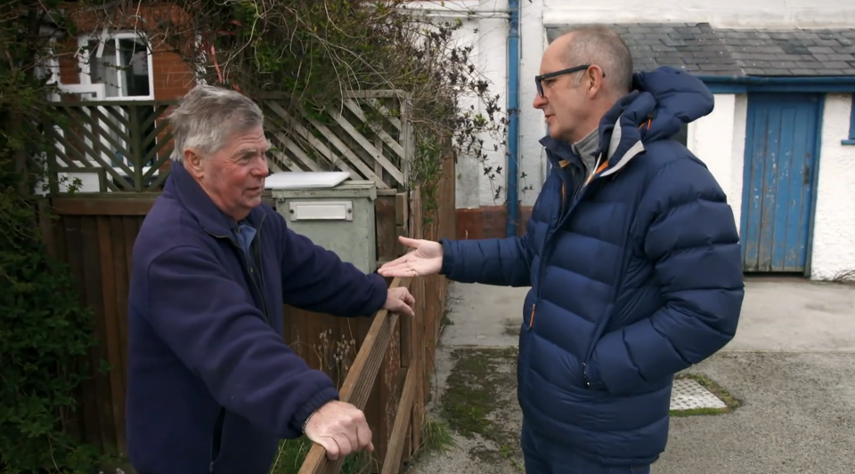 Kevin McCloud warned the neighbour Vic. (Channel 4 screengrab)