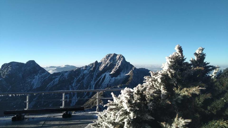 玉山氣象站氣溫零下7.9度，積雪約1公分。   圖/中央氣象署提供