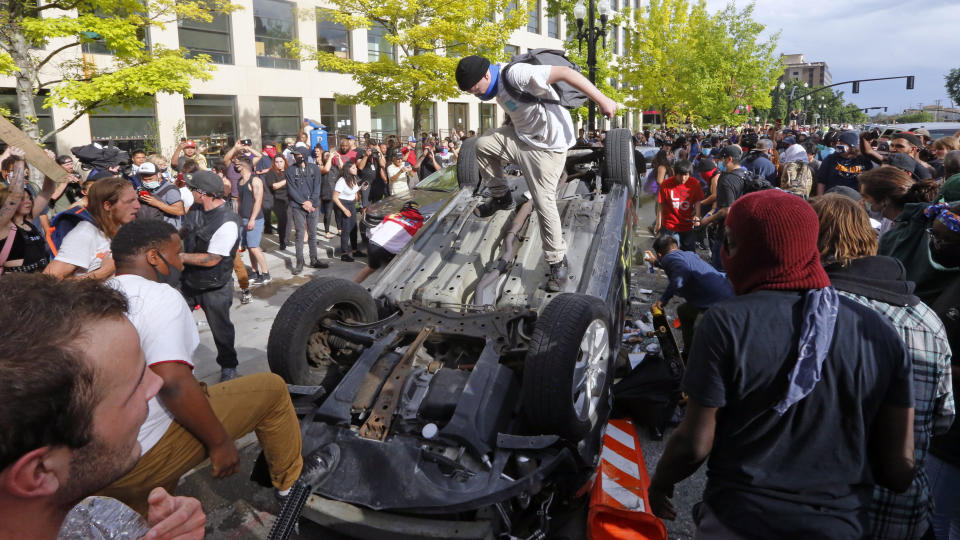 Escena de una manifestación de protesta por la muerte de George Floyd en Salt Lake City, EE.UU., el 30 de mayo del 2020. Hay quienes temen que las grandes concentraciones de personas que generan estas protestas y la desconfianza en el gobierno afecten la lucha para contener el coronavirus. (AP Photo/Rick Bowmer, File)