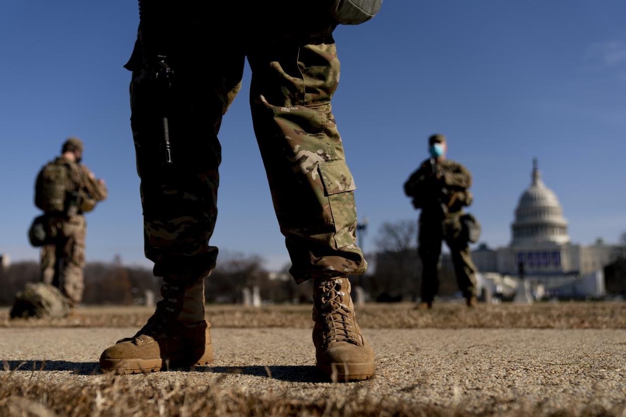 <span class="caption">La Garde nationale américaine encercle le Capitole une semaine après que des partisans de Donald Trump l'aient prise d'assaut. </span> <span class="attribution"><span class="source">AP Photo/Andrew Harnick</span></span>