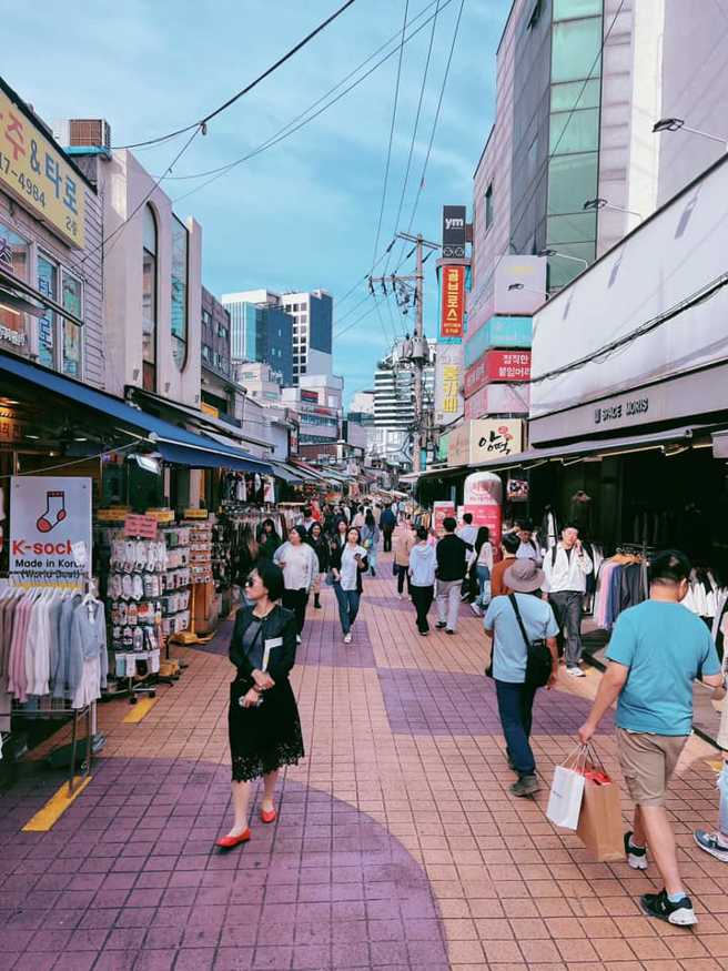 還有人貼出首爾弘大的街景，讓網友驚訝以為是高雄新崛江。(翻攝自爆廢公社二館FB)