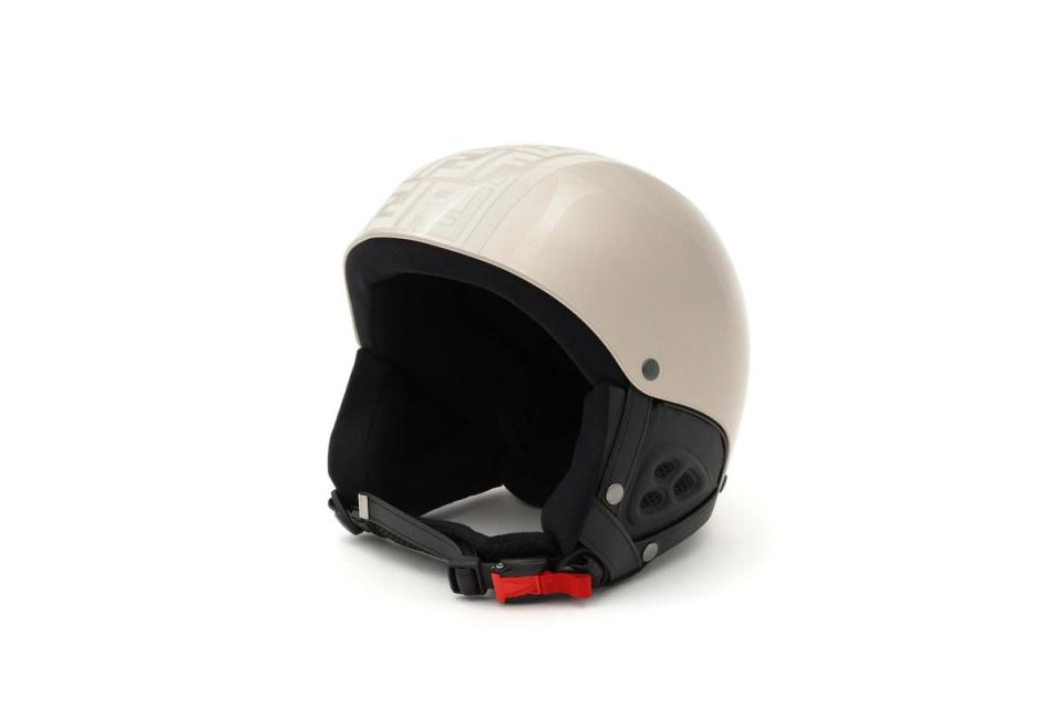 FENDI滑雪系列米白色FF Logo安全帽，NT$38,500。（FENDI提供）