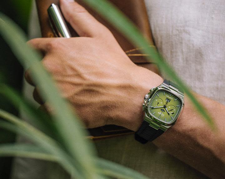 格拉蘇蒂原創推出Seventies 70年代大日曆計時腕錶全新的「墨玉綠」面盤錶款。