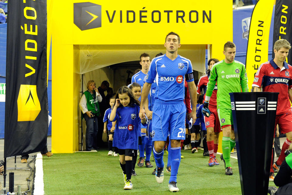 Le capitaine de l'Impact Davy Arnaud est le premier joueur à faire son entrée sur le terrain avant le match contre le Fire de Chicago, au stade olympique. (Photo by Richard Wolowicz/Getty Images)