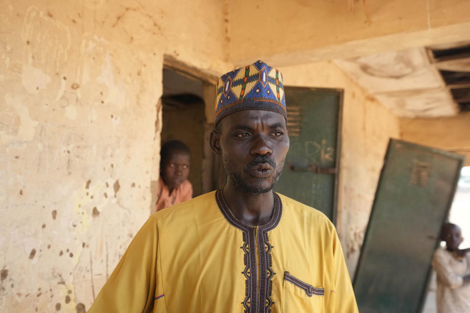 Shehu Lawal, cuyo hijo de 13 años se encuentra entre los estudiantes que fueron secuestrados por un grupo armado de una escuela, espera noticias de parte de las autoridades, en Kuriga, en el estado de Kaduna, Nigeria, el sábado 9 de marzo de 2024. (AP Foto/Sunday Alamba)