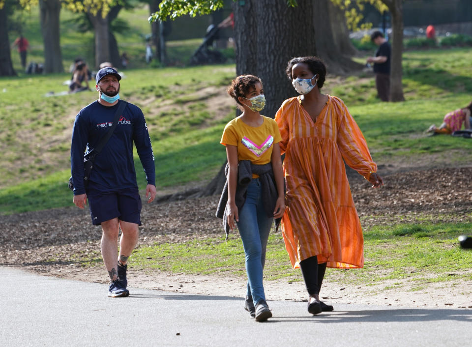 Gente usa mascarillas en Fort Greene Park en Nueva York, el 28 de abril de 2021. (Michelle V. Agins/The New York Times)
