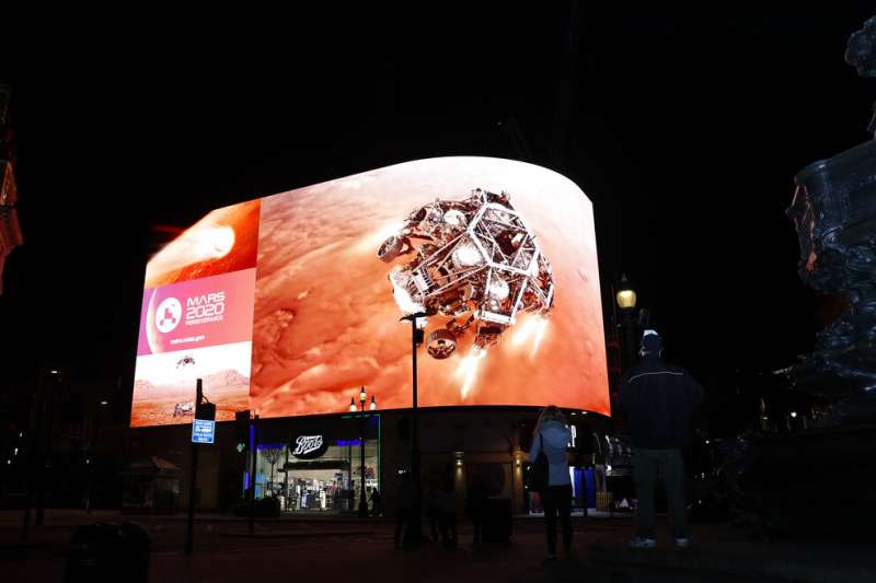 美國航太總署（NASA）火星探測器「毅力號」2月18日登陸火星。圖為英國倫敦街頭直播毅力號登陸火星表面。（AP）