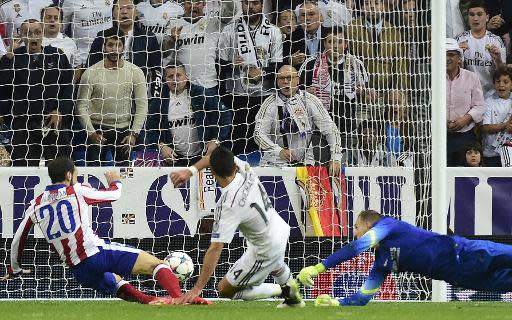 El mexicano Javier Hernández (C) remata sobre la portería del Atlético de Madrid y marca el gol de la victoria 1-0 de Real Madrid, en partido de cuartos de final de la Liga de Campeones jugado el 22 de abril de 2015 en el Santiago Bernabéu (AFP | Gerard Julien)