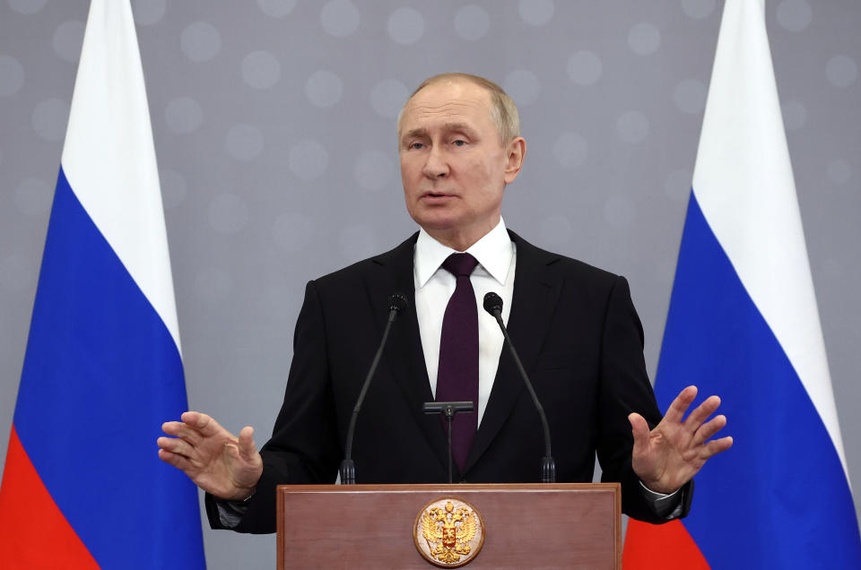 El presidente ruso, Vladimir Putin, gesticula durante una conferencia de prensa después de asistir a una cumbre con líderes de países postsoviéticos de la Comunidad de Estados Independientes (CEI) en Astana el 14 de octubre de 2022. Foto: AFP. 