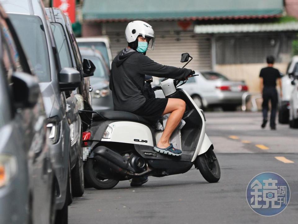 9/4，15:39，許仁杰以機車代步，但是啟程時目光相當忙碌，顯見跟謝京穎的關係仍在地下化。