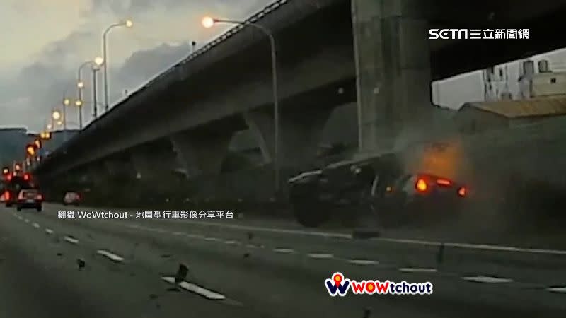 貨車遭到撞擊後一度出現火花和白煙。（圖／翻攝自WoWtchout-地圖型行車影像分享平台）