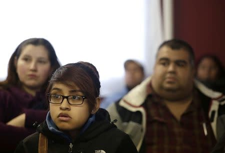 Migrants attend a workshop for legal advice held by the Familia Latina Unida and Centro Sin Fronteras at Lincoln United Methodist Church in south Chicago, Illinois, January 10, 2016. REUTERS/Joshua Lott