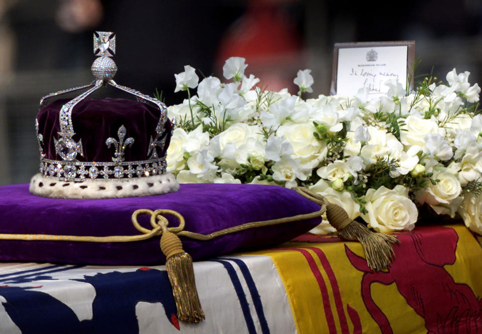 El diamante que podría no lucir Camilla se vio por última vez en el funeral de la Reina Madre. (Foto: Reuters)