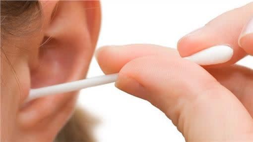 醫師建議不要用棉花棒挖耳朵，以免耳屎越推越深。（示意圖／翻攝自Pixabay、PTT）