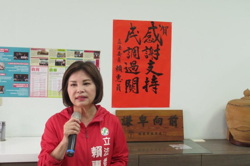 民進黨立委初選民調結果勝出，立委賴惠員感謝鄉親的支持。（記者陳佳伶攝）