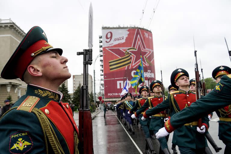 Militares rusos marchan durante el desfile del Día de la Victoria en Rostov del Don el 8 de mayo de 2023.
