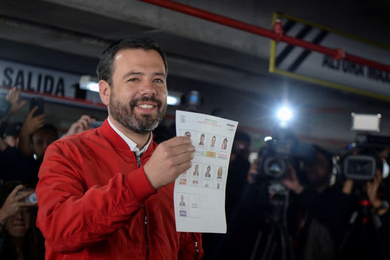 Carlos Fernando Galán, candidato a la Alcaldía de Bogotá por el partido Nuevo Liberalismo, vota durante las elecciones locales y regionales, en Bogotá