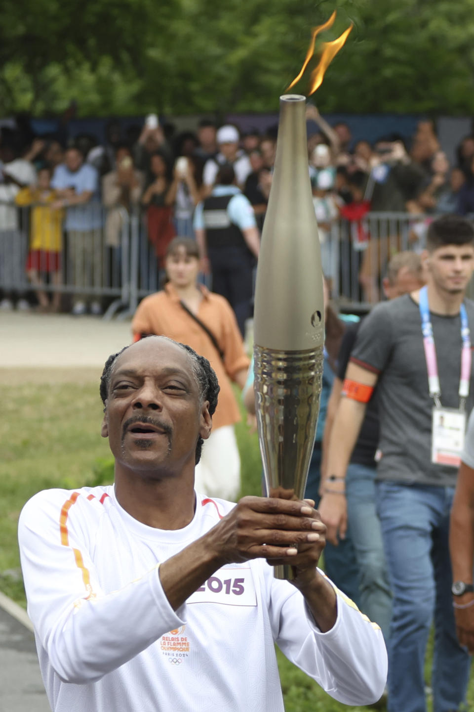 Snoop Dogg porta la antorcha olímpica en los Juegos Olímpicos de Verano de 2024, el viernes 26 de julio de 2024, en Saint-Denis, en las afueras de París, Francia. (Foto AP/Aurelien Morissard)