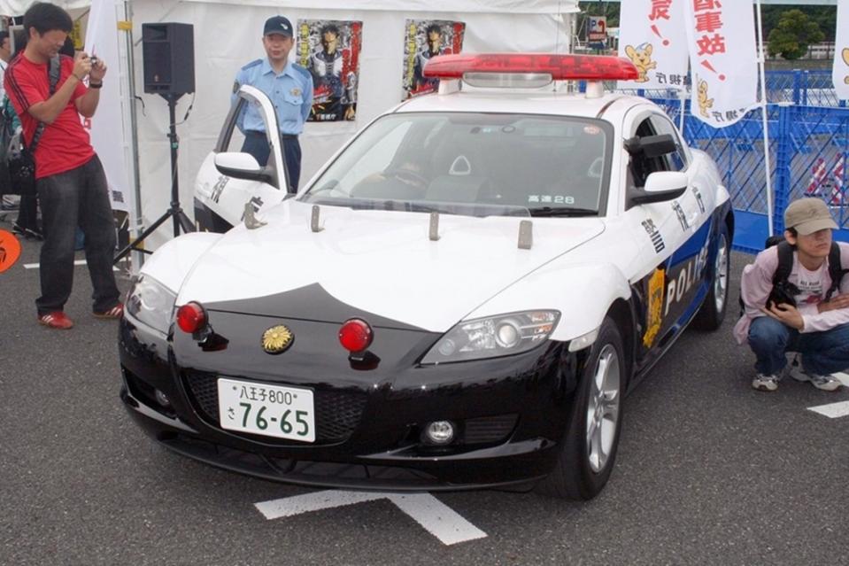 現行東京警視廳所使用的馬自達RX-8