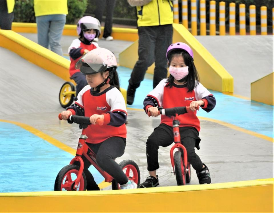 《圖說》小朋友在北河公園滑步車場玩得不亦樂乎。〈八里區公所提供〉