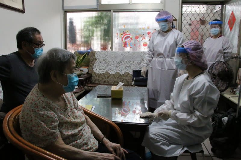 亞東醫院團隊前往長者家進行接種前問診。（亞東醫院提供）
