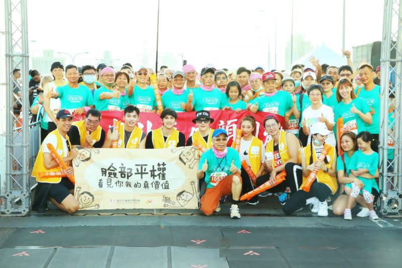 陽光基金會董事長楊瑞永（中）與41名陽光選手參與3K賽事。（陽光基金會提供）