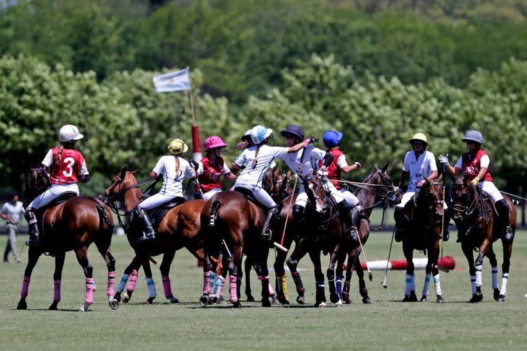 Saludos entre La Dolfina BP y La Irenita; el club de Cañuelas volverá a definir el Abierto Femenino contra El Overo Z7 UAE, este sábado, en Palermo.